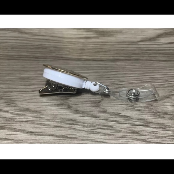 Repurposed Vintage Jewelry Retractable ID Clip, Gold Plated Disk, Alligator Clip - Picture 2 of 3